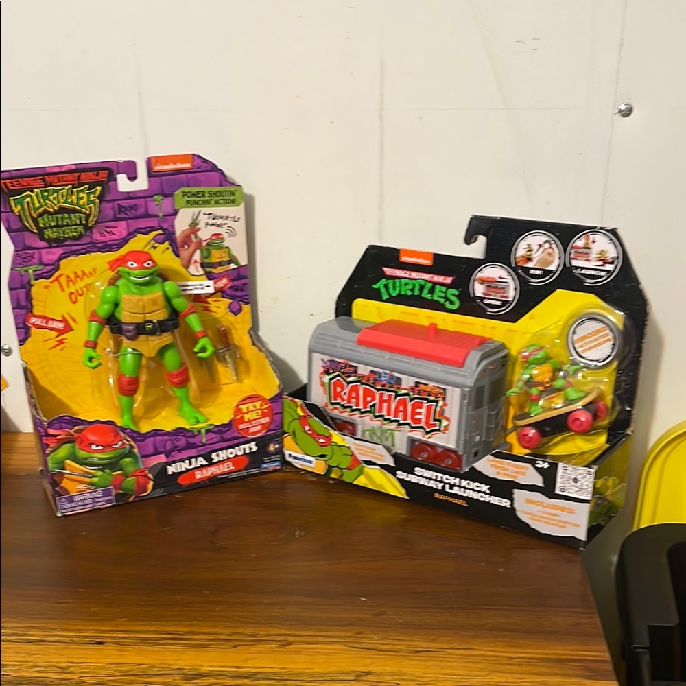🎉NEW! Bundle of two. Raphael Action Figure and Playset